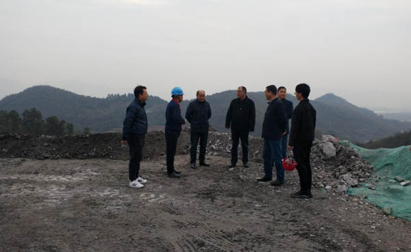 集團(tuán)公司黨委副書記、總經(jīng)理龔華東到矸石項(xiàng)目部視察 