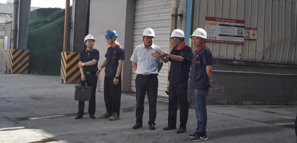 集團公司黨委委員、股份公司黨委書記、總經(jīng)理蔣培進到建材公司調(diào)研