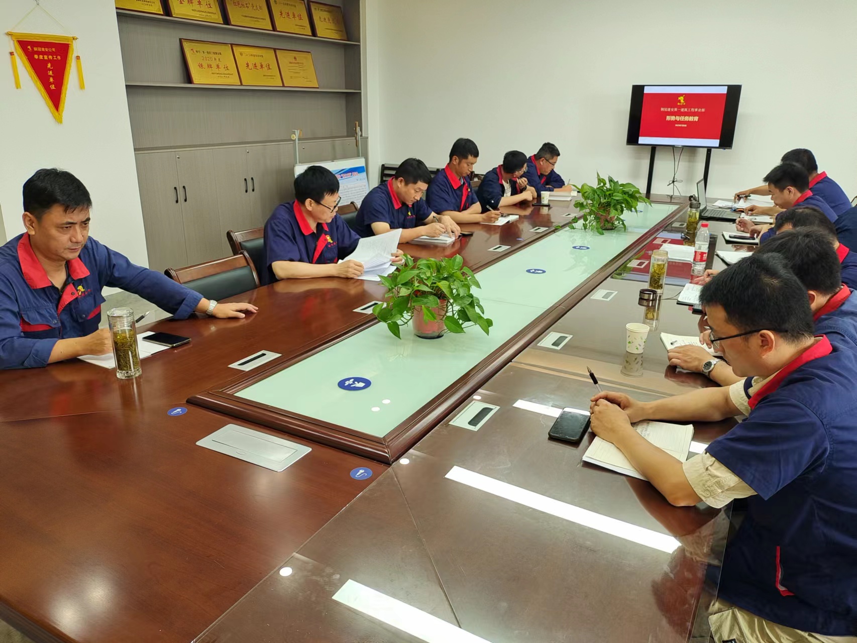 第一建筑工程事業(yè)部召開年中工作會(huì)議 第一建筑工程事業(yè)部召開年中工作會(huì)議