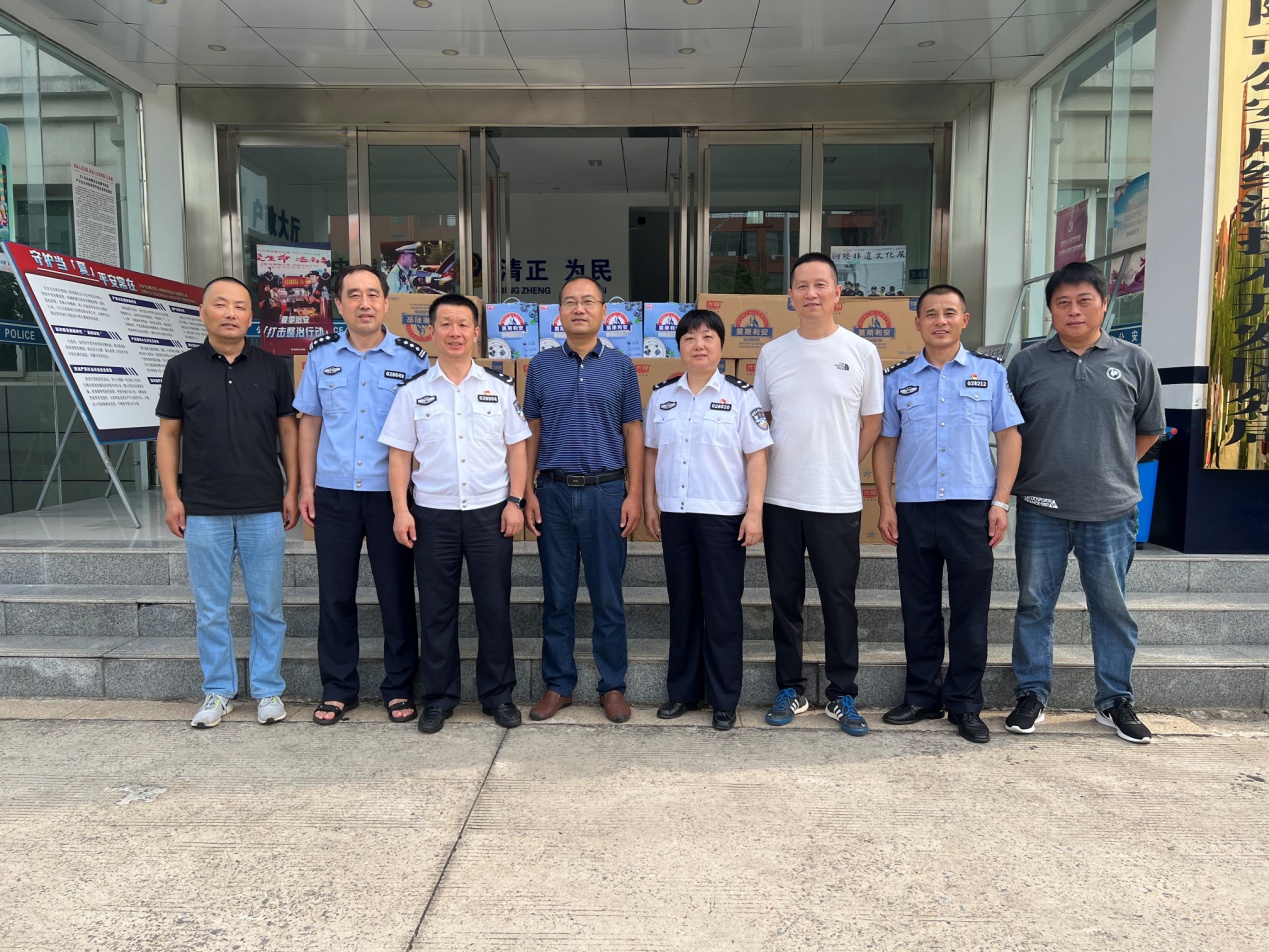 公司副總經(jīng)理朱文志到經(jīng)開區(qū)公安分局及新城派出所進(jìn)行高溫慰問 公司副總經(jīng)理朱文志到經(jīng)開區(qū)公安分局及新城派出所進(jìn)行高溫慰問