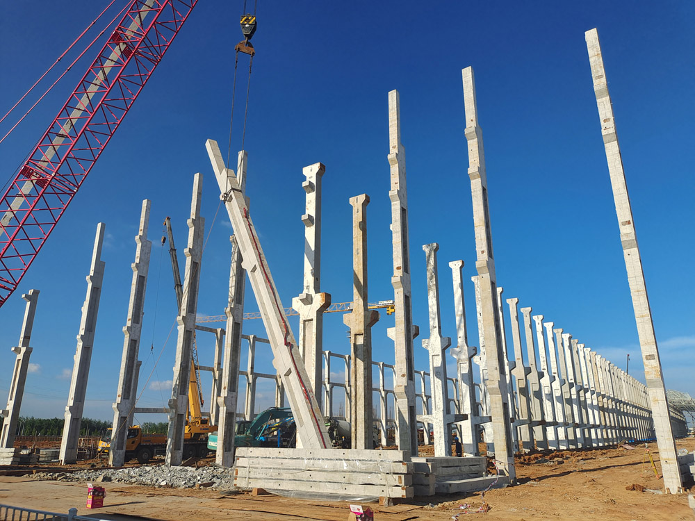 銅基新材料項目提前完成電解車間預制柱吊裝任務(wù) 銅基新材料項目提前完成電解車間預制柱吊裝任務(wù)