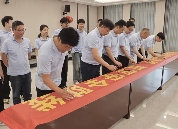 公司開展“安全生產月”安全承諾簽名活動